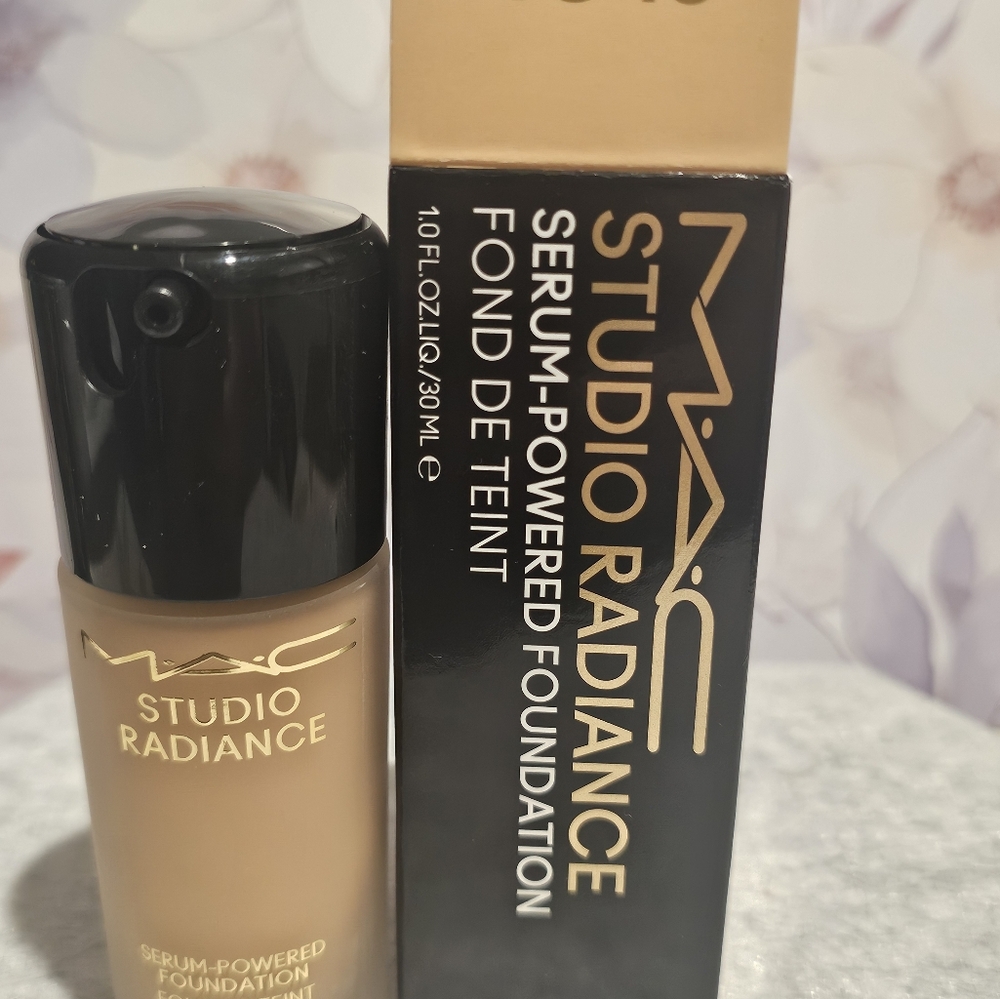 MAC COSMETICS- RADIANCE Serum Powered Foundation NIB